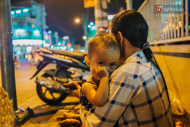 Phía sau hình ảnh 2 chiếc võng đong đưa bên lò khoai nướng của người mẹ nghèo ở Sài Gòn - Ảnh 2.