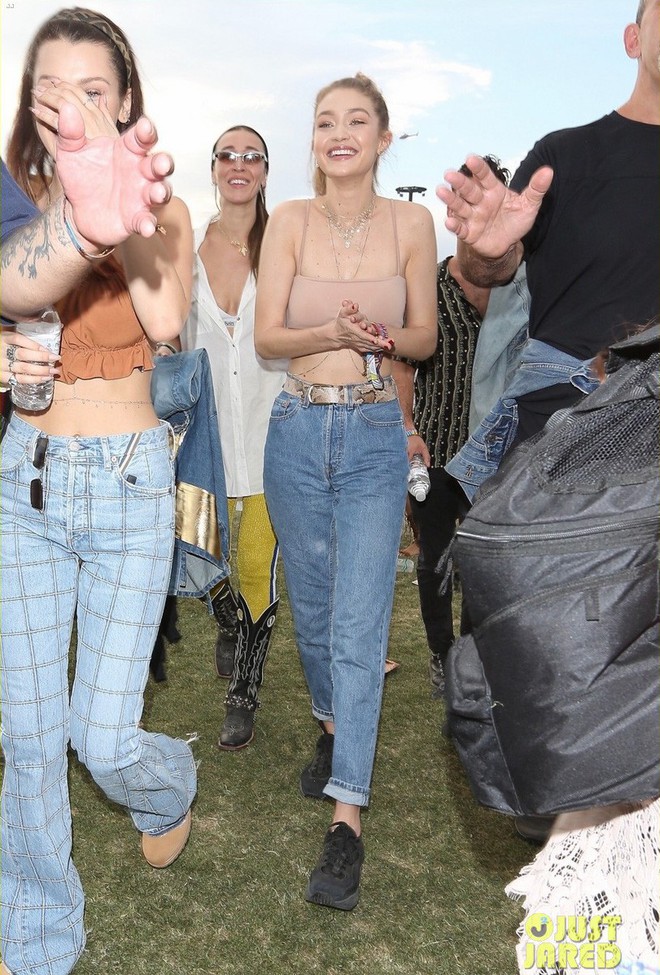 Cả chị lẫn em vừa đẹp vừa sexy, Gigi và Bella Hadid làm trái tim mọi chàng trai loạn nhịp tại Coachella - Ảnh 4.