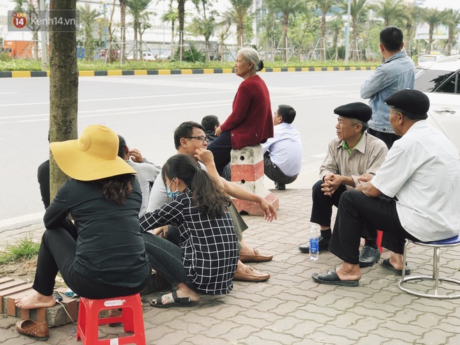 Người cha khóc nghẹn khi chạm vào linh cữu con gái 22 tuổi đột tử ở Nhật trở về quê hương - Ảnh 4.