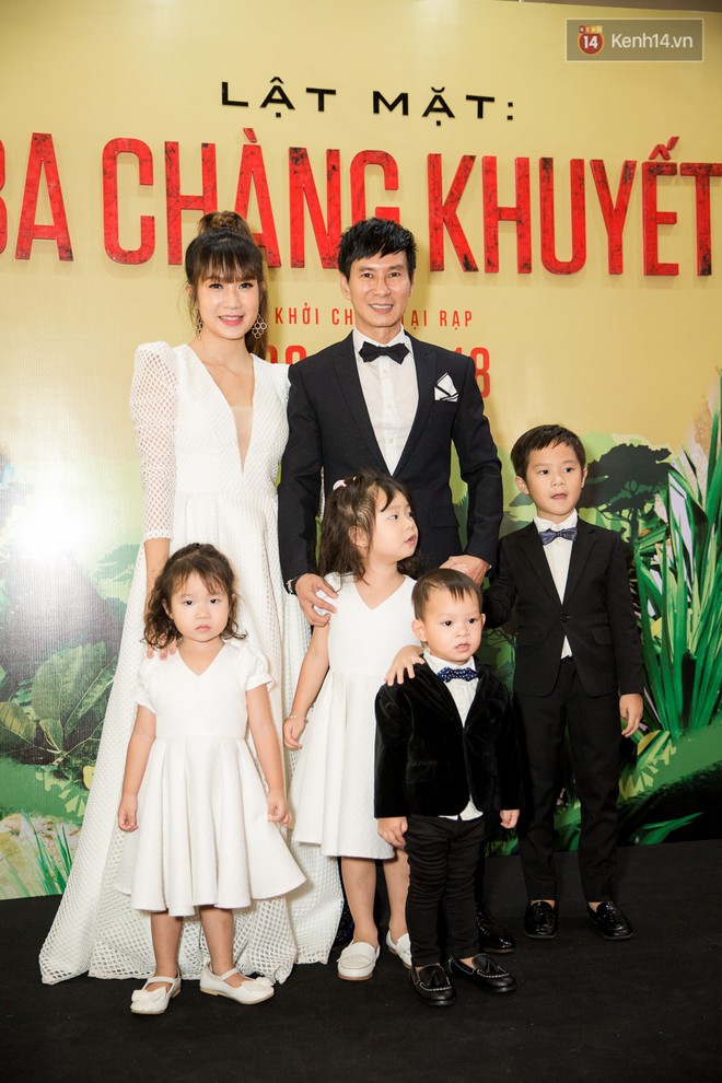 Vợ chồng Lý Hải - Minh Hà dẫn 4 bé con đến ăn mừng ra mắt Lật Mặt 3 - Ảnh 1.
