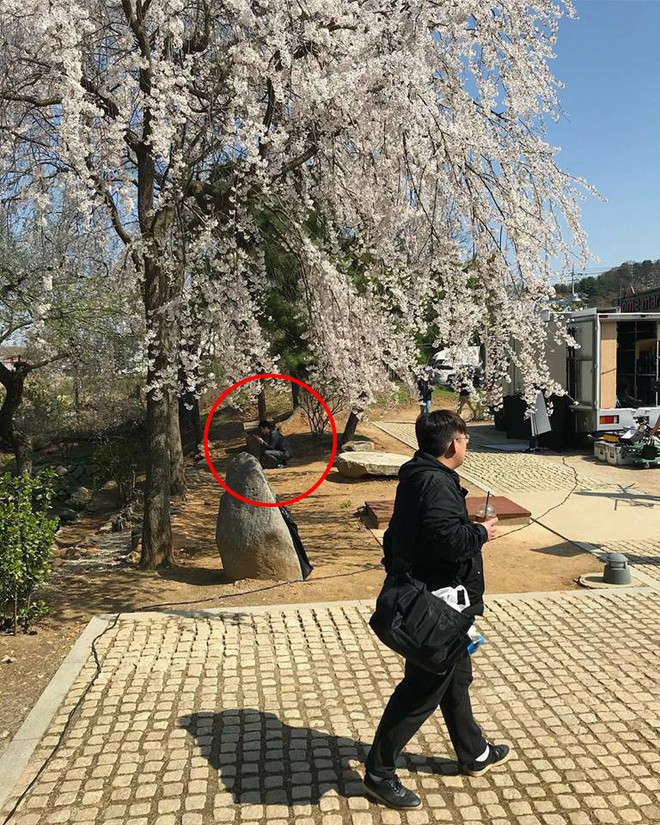 Ảnh mới của Lee Jong Suk tưởng rất ổn, phải zoom hết cỡ mới nhận ra sự thật ngã ngửa - Ảnh 4.