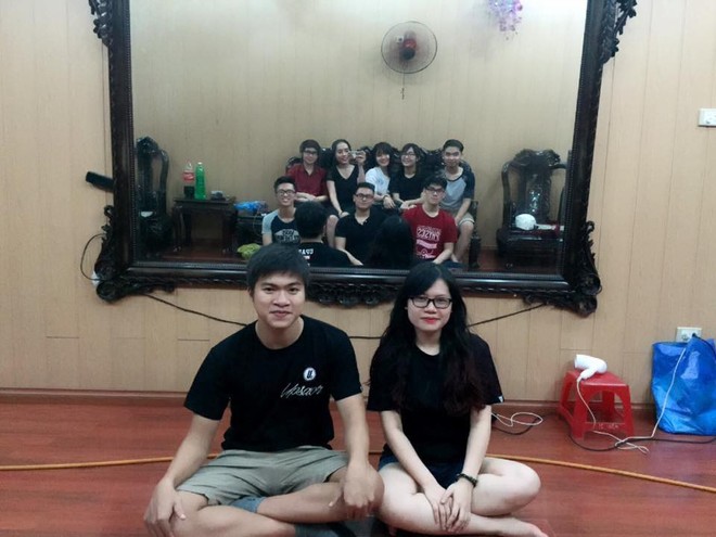 Chụp 2 người nhưng lại c&oacute; ảnh đủ mặt 10 người: Đ&atilde; t&igrave;m ra c&aacute;ch selfie mới si&ecirc;u b&aacute; đạo! - Ảnh 1.