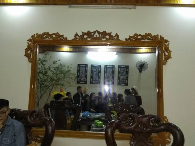 Chụp 2 người nhưng lại c&oacute; ảnh đủ mặt 10 người: Đ&atilde; t&igrave;m ra c&aacute;ch selfie mới si&ecirc;u b&aacute; đạo! - Ảnh 5.