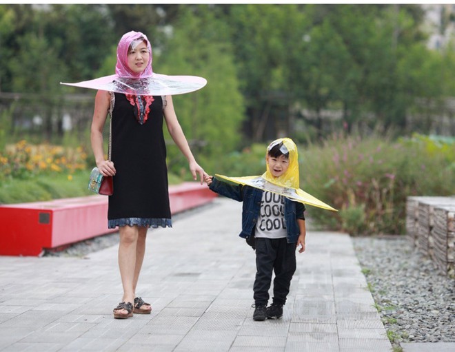 Dẹp Angela Phương Trinh đi, VIFW m&agrave; mưa th&igrave; phải diện quả mũ &ocirc; n&agrave;y th&igrave; mới gọi l&agrave; bậc thầy sang chảnh - Ảnh 2.