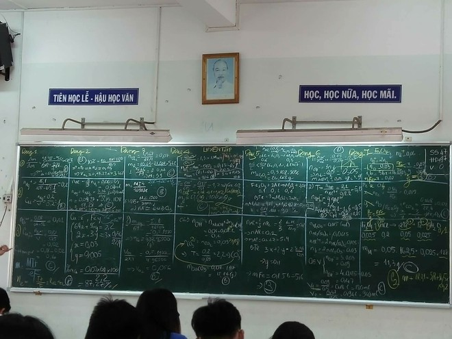 M&ugrave;a &ocirc;n thi, d&acirc;n mạng khoe ảnh bảng học của lớp chi ch&iacute;t chữ như trận đồ b&aacute;t qu&aacute;i - Ảnh 1.