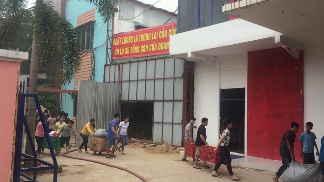 Cảnh sát PCCC phá tường dập lửa, công nhân bê đồ đạc tháo chạy khỏi công ty may mặc phát hỏa ở Sài Gòn - Ảnh 2.