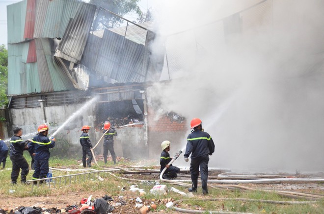 Cảnh sát PCCC phá tường dập lửa, công nhân bê đồ đạc tháo chạy khỏi công ty may mặc phát hỏa ở Sài Gòn - Ảnh 4.