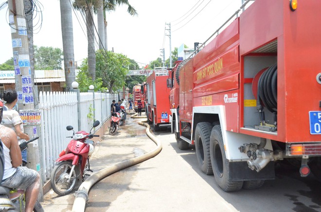 Cảnh sát PCCC phá tường dập lửa, công nhân bê đồ đạc tháo chạy khỏi công ty may mặc phát hỏa ở Sài Gòn - Ảnh 3.