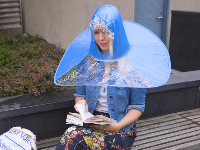 Dẹp Angela Phương Trinh đi, VIFW mà mưa thì phải diện quả mũ ô này thì mới gọi là bậc thầy sang chảnh - Ảnh 8.