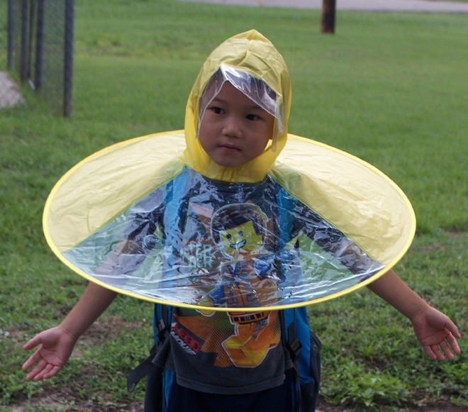 Dẹp Angela Phương Trinh đi, VIFW mà mưa thì phải diện quả mũ ô này thì mới gọi là bậc thầy sang chảnh - Ảnh 4.