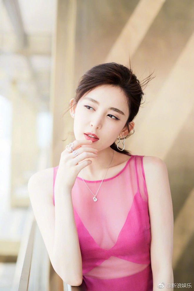 Trận chiến khoe ngực đầy của 3 mỹ nh&acirc;n T&acirc;n Cương: Địch Lệ Nhiệt Ba c&oacute; thực sự &aacute;p đảo? - Ảnh 3.