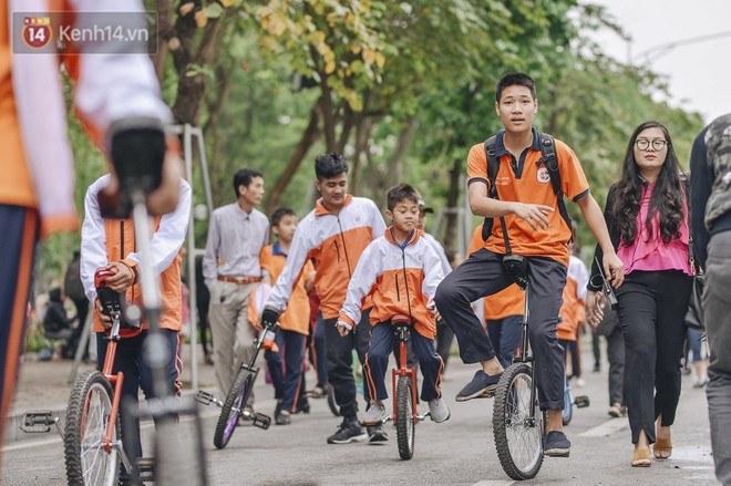 Một người cha H&#224; Nội viết n&#234;n cổ t&#237;ch cho con trai tự kỷ tho&#225;t &quot;&#225;n chung th&#226;n&quot;, trở th&#224;nh kỷ lục gia xiếc nh&#237; Việt Nam - Ảnh 16.