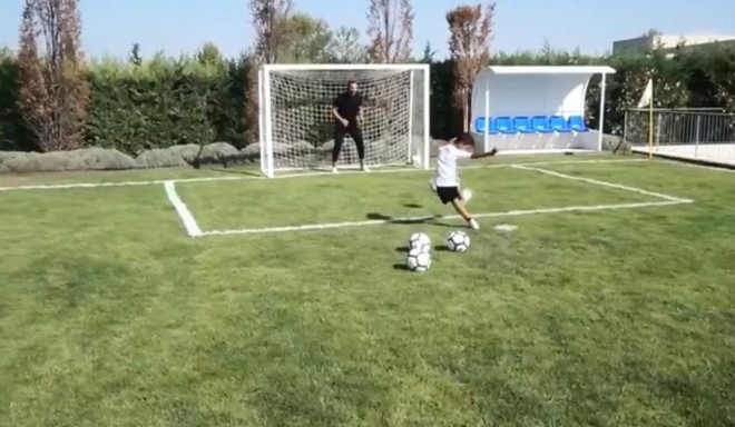 Ronaldo, Messi cực thích xây sân bóng mini trong vườn nhà - Ảnh 3.