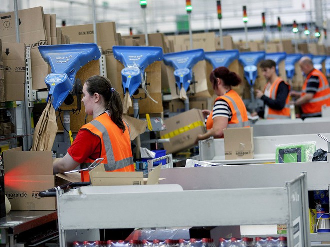 Nh&acirc;n vi&ecirc;n điều kho Amazon phải đi vệ sinh v&agrave;o chai nước v&igrave; sợ bị phạt, kỷ luật thắt chặt như nh&agrave; t&ugrave; - Ảnh 2.