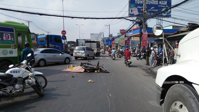 TP.HCM: Va chạm giao thông rồi ngã xuống đường, người đàn ông bị bánh xe đầu kéo cán qua người tử vong - Ảnh 1.