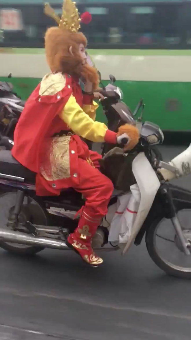 Bất ngờ bắt gặp Tôn Ngộ Không đi thỉnh kinh bằng xe máy ở Sài Gòn, Cân Đẩu Vân ở đâu chưa rõ - Ảnh 2.