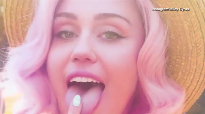 Sự nghiệp flop nặng, Miley Cyrus quay lại con đường khoe nhũ hoa, lè lưỡi phản cảm - Ảnh 3.