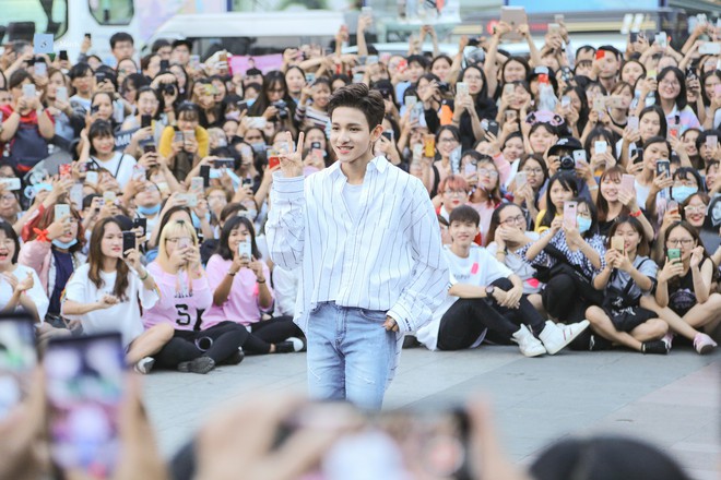 Fan h&ograve; h&eacute;t khản cổ khi Ho&agrave;ng tử lai Samuel biểu diễn hit đầu tay giữa phố đi bộ Nguyễn Huệ - Ảnh 2.