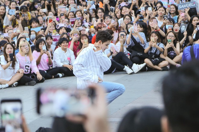 Fan h&ograve; h&eacute;t khản cổ khi Ho&agrave;ng tử lai Samuel biểu diễn hit đầu tay giữa phố đi bộ Nguyễn Huệ - Ảnh 3.