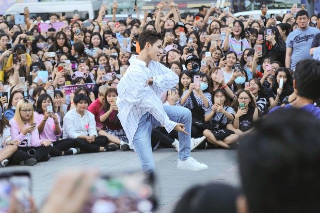 Fan h&ograve; h&eacute;t khản cổ khi Ho&agrave;ng tử lai Samuel biểu diễn hit đầu tay giữa phố đi bộ Nguyễn Huệ - Ảnh 4.