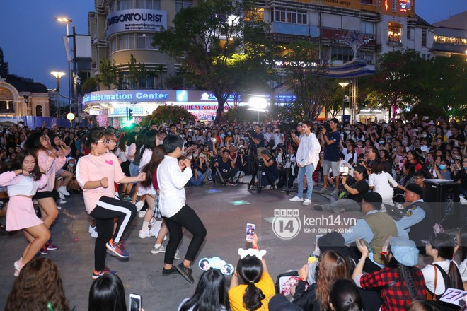 Hoàng tử lai Samuel thích thú khi thấy fan Việt tặng mình màn nhảy flashmob - Ảnh 5.