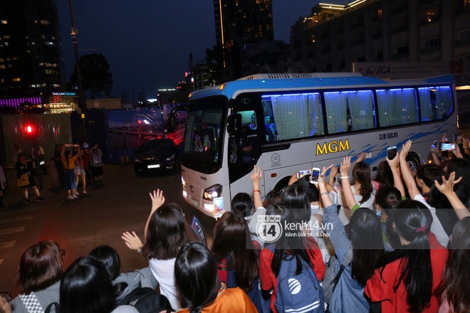 Fan bị tụt đường huyết, òa khóc khi gặp hoàng tử lai Samuel trên phố đi bộ Nguyễn Huệ - Ảnh 6.