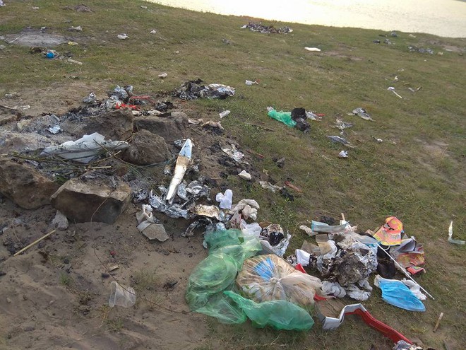 Thanh niên đi thăm mộ chó cưng ở bãi sông Hồng, phát hiện ra mộ biến thành bếp nướng thịt và xung quanh toàn là rác - Ảnh 7.