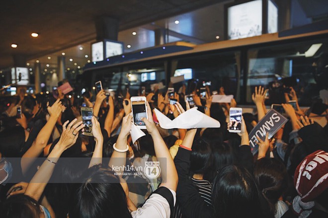 Hoàng tử lai Samuel điển trai, liên tục cười rạng rỡ giữa biển fan đông không tưởng tại sân bay Tân Sơn Nhất - Ảnh 16.