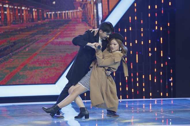 Giai điệu chung đ&ocirc;i: Yến Tatoo dắt tay bạn trai ra về sau m&agrave;n đấu tố tuần trước - Ảnh 12.