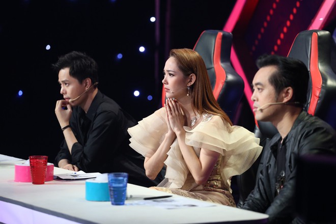 Giai điệu chung đ&ocirc;i: Yến Tatoo dắt tay bạn trai ra về sau m&agrave;n đấu tố tuần trước - Ảnh 2.