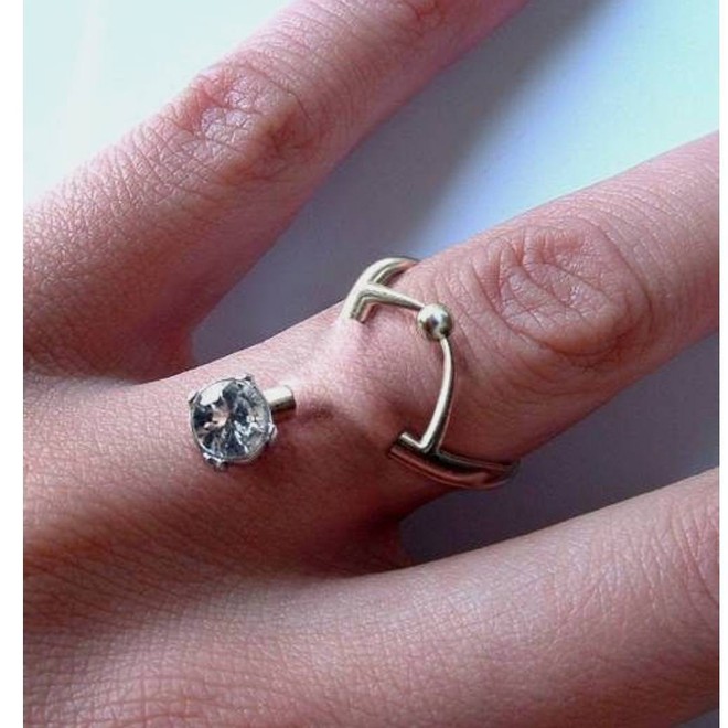 Xỏ khuyên ngón tay thay cho nhẫn đính hôn hiện đang là hot trend trên Instagram đấy - Ảnh 1.