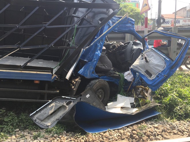 H&agrave; Nội: Qua đường ray kh&ocirc;ng quan s&aacute;t, xe tải chở h&agrave;ng bị t&agrave;u hỏa đ&acirc;m bẹp, t&agrave;i xế tho&aacute;t chết trong gang tấc - Ảnh 2.