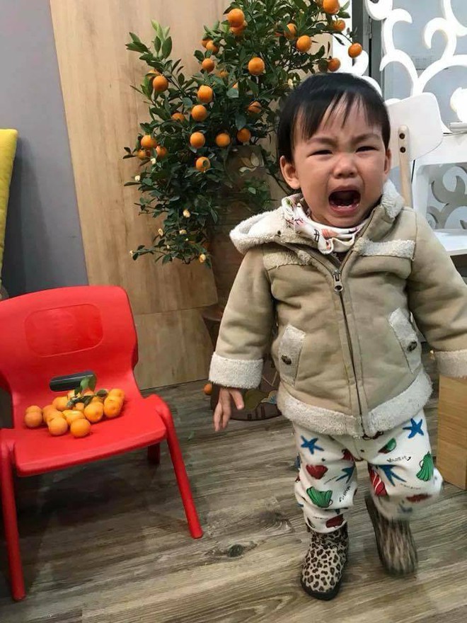 Mẹ vừa mua được nải chuối quay đi 5 ph&uacute;t đ&atilde; bị con g&aacute;i vặt sạch, h&ocirc; biến th&agrave;nh đo&agrave;n t&agrave;u v&agrave; đ&aacute;m em b&eacute; đắp chăn - Ảnh 4.