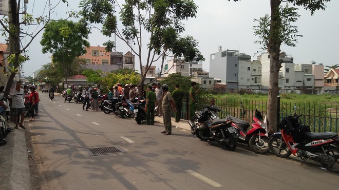 TP. HCM: Tr&ecirc;n đường đi học về, nh&oacute;m học sinh hốt hoảng ph&aacute;t hiện thi thể trẻ sơ sinh c&ograve;n d&acirc;y rốn - Ảnh 1.