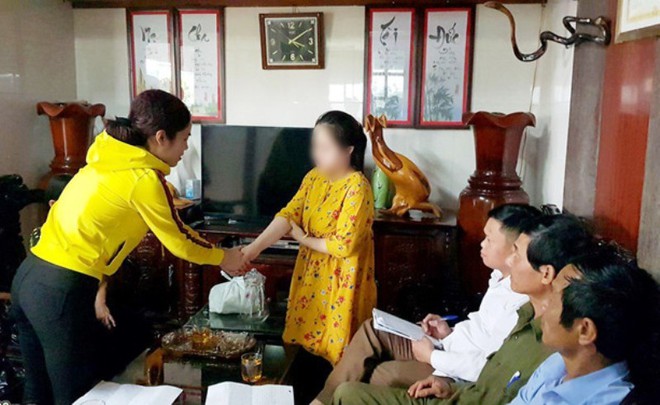 Nữ phụ huynh xin lỗi gi&aacute;o vi&ecirc;n thực tập sau khi đ&aacute;nh người n&agrave;y nhập viện - Ảnh 1.