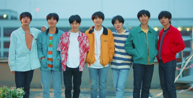 BTS được thương hiệu thời trang cảm ơn rối rít vì diện đồ quá đẹp, khiến các fan đổ xô đi mua đến cháy hàng - Ảnh 1.