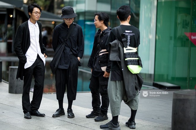 Street style VIFW ng&agrave;y 2: đồ lưới, shorts, gi&agrave;y cao g&oacute;t được... ph&aacute;i nam tận dụng triệt để - Ảnh 7.