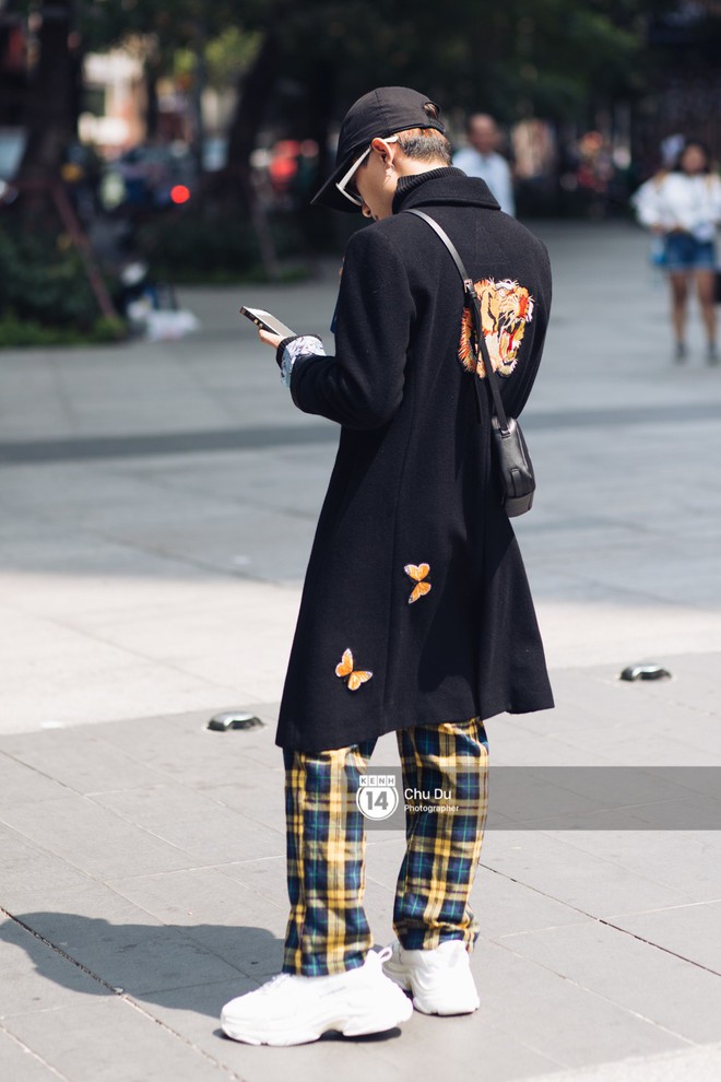 Street style VIFW ngày 2: đồ lưới, shorts, giày cao gót được... phái nam tận dụng triệt để - Ảnh 3.