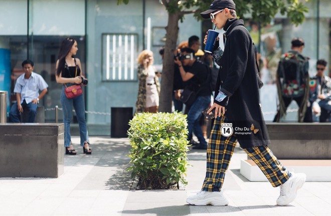 Street style VIFW ng&agrave;y 2: đồ lưới, shorts, gi&agrave;y cao g&oacute;t được... ph&aacute;i nam tận dụng triệt để - Ảnh 2.