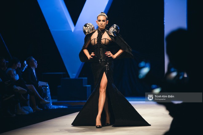 VIFW ng&#224;y 2 c&#243; thể &quot;xịt&quot; hơn nhưng người ta vẫn c&#243; thứ để trầm trồ: M&#224;n catwalk đỉnh cao với c&#250; hất v&#225;y thần sầu của si&#234;u mẫu V&#245; Ho&#224;ng Yến - Ảnh 2.