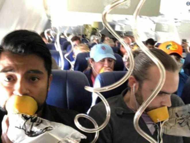Bức ảnh trong vụ tai nạn máy bay khiến nhiều người ngao ngán: Tại sao gần như không ai đeo mặt nạ oxy đúng cách? - Ảnh 1.