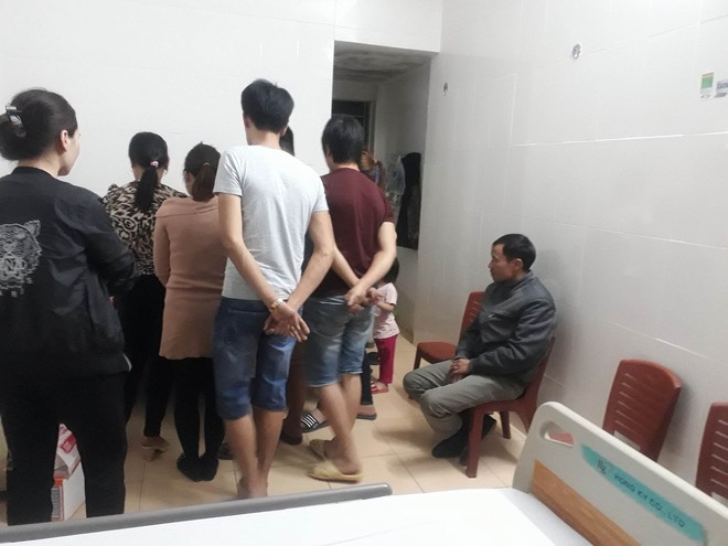 Mẹ của học sinh lớp 1 bị thương v&igrave; c&ocirc; gi&aacute;o l&ugrave;i xe: Đau x&oacute;t khi đến trường thấy con kh&oacute;c đến kiệt sức, m&aacute;u chảy khắp người - Ảnh 2.