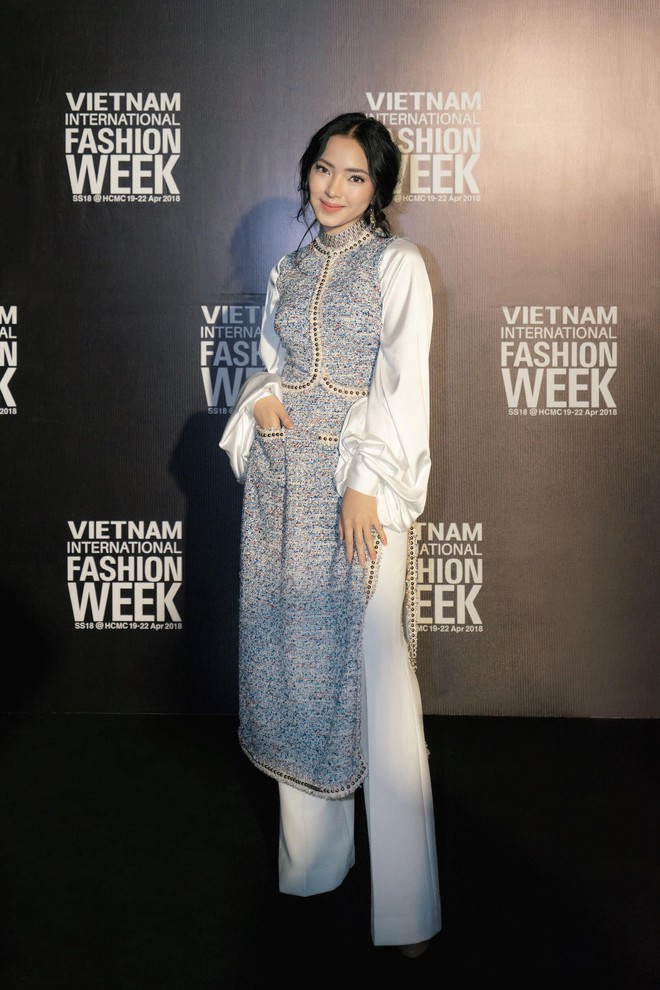 VIFW ngày 1: Sơn Tùng M-TP xuất hiện phút cuối, Chi Pu như học sinh, Angela Phương Trinh lại làm quá với mũ lông - Ảnh 17.