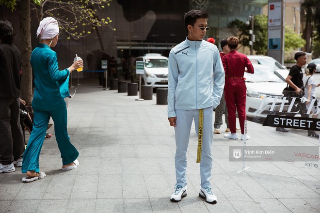 Street style VIFW ngày 3: Không chỉ tận dụng tối đa áo khoác, tín đồ Sài Gòn còn mặc đồ ngủ, quấn khăn ra đường - Ảnh 9.