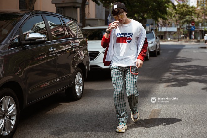 Street style VIFW ngày 3: Không chỉ tận dụng tối đa áo khoác, tín đồ Sài Gòn còn mặc đồ ngủ, quấn khăn ra đường - Ảnh 10.