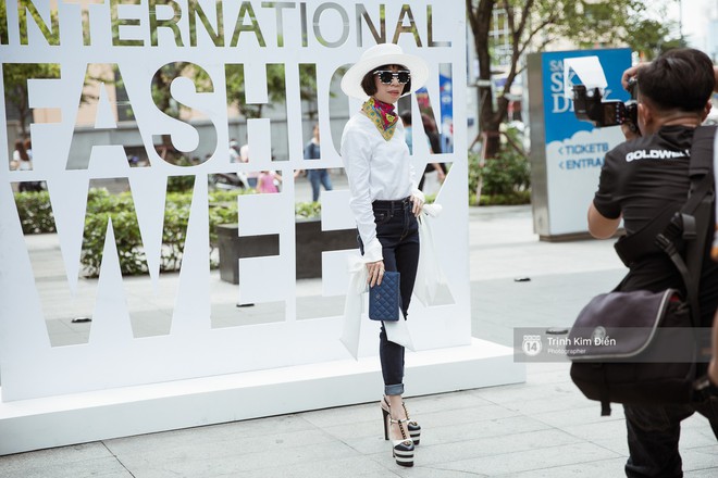 Street style VIFW ngày 3: Không chỉ tận dụng tối đa áo khoác, tín đồ Sài Gòn còn mặc đồ ngủ, quấn khăn ra đường - Ảnh 14.