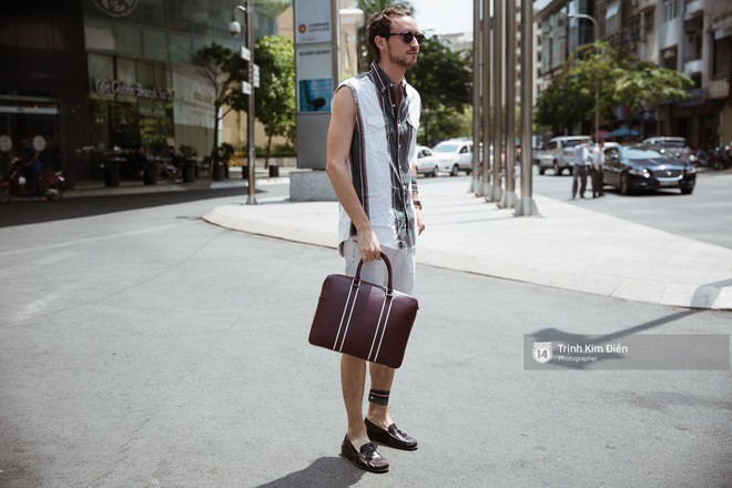 Street style VIFW ngày 3: Không chỉ tận dụng tối đa áo khoác, tín đồ Sài Gòn còn mặc đồ ngủ, quấn khăn ra đường - Ảnh 16.