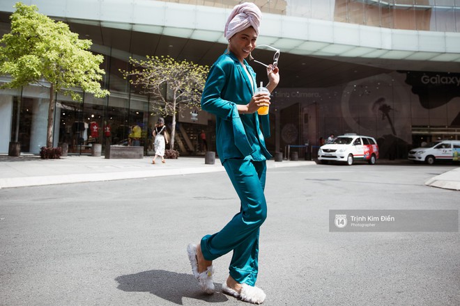 Street style VIFW ngày 3: Không chỉ tận dụng tối đa áo khoác, tín đồ Sài Gòn còn mặc đồ ngủ, quấn khăn ra đường - Ảnh 17.