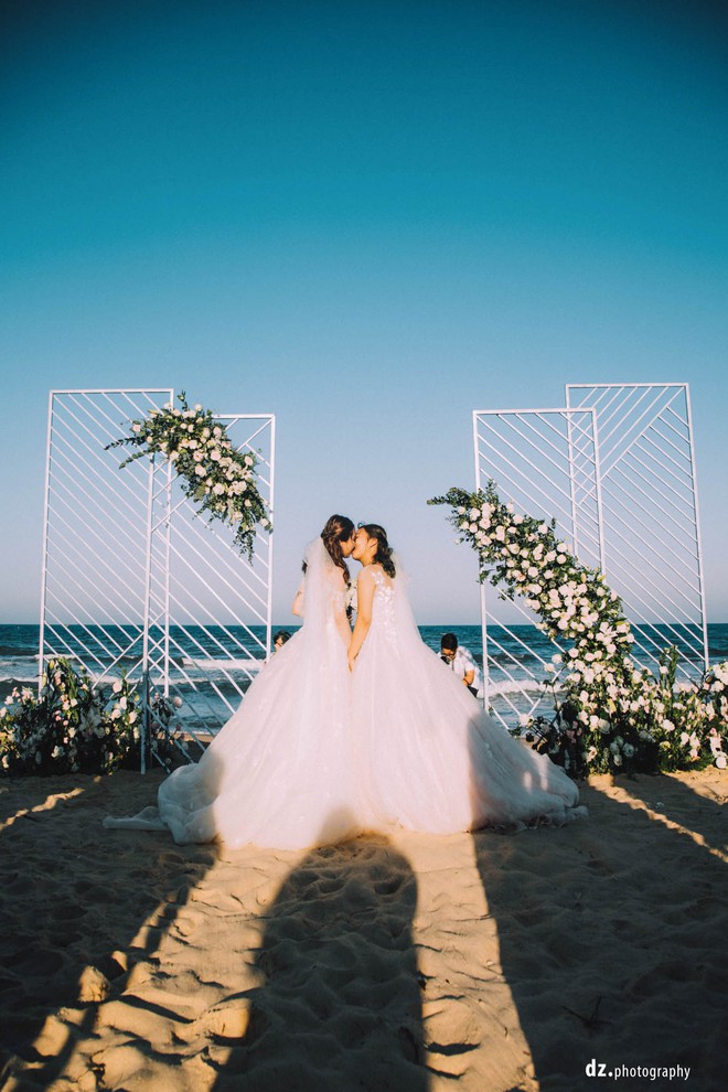 Đám cưới đồng tính của hai cô gái từng là tình địch giữa bãi biển Bình Thuận thơ mộng - Ảnh 7.