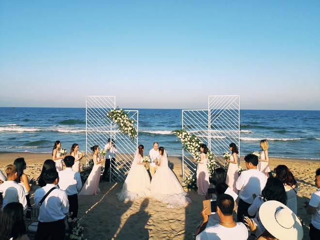 Đám cưới đồng tính của hai cô gái từng là tình địch giữa bãi biển Bình Thuận thơ mộng - Ảnh 3.